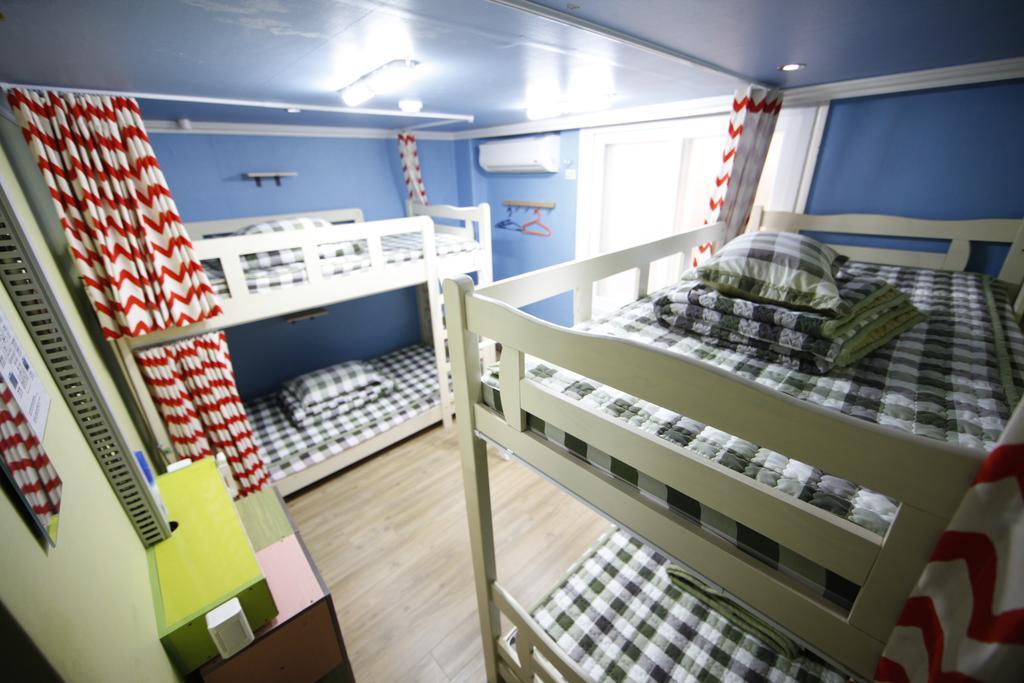 Bluefish Guesthouse Пусан Стая снимка